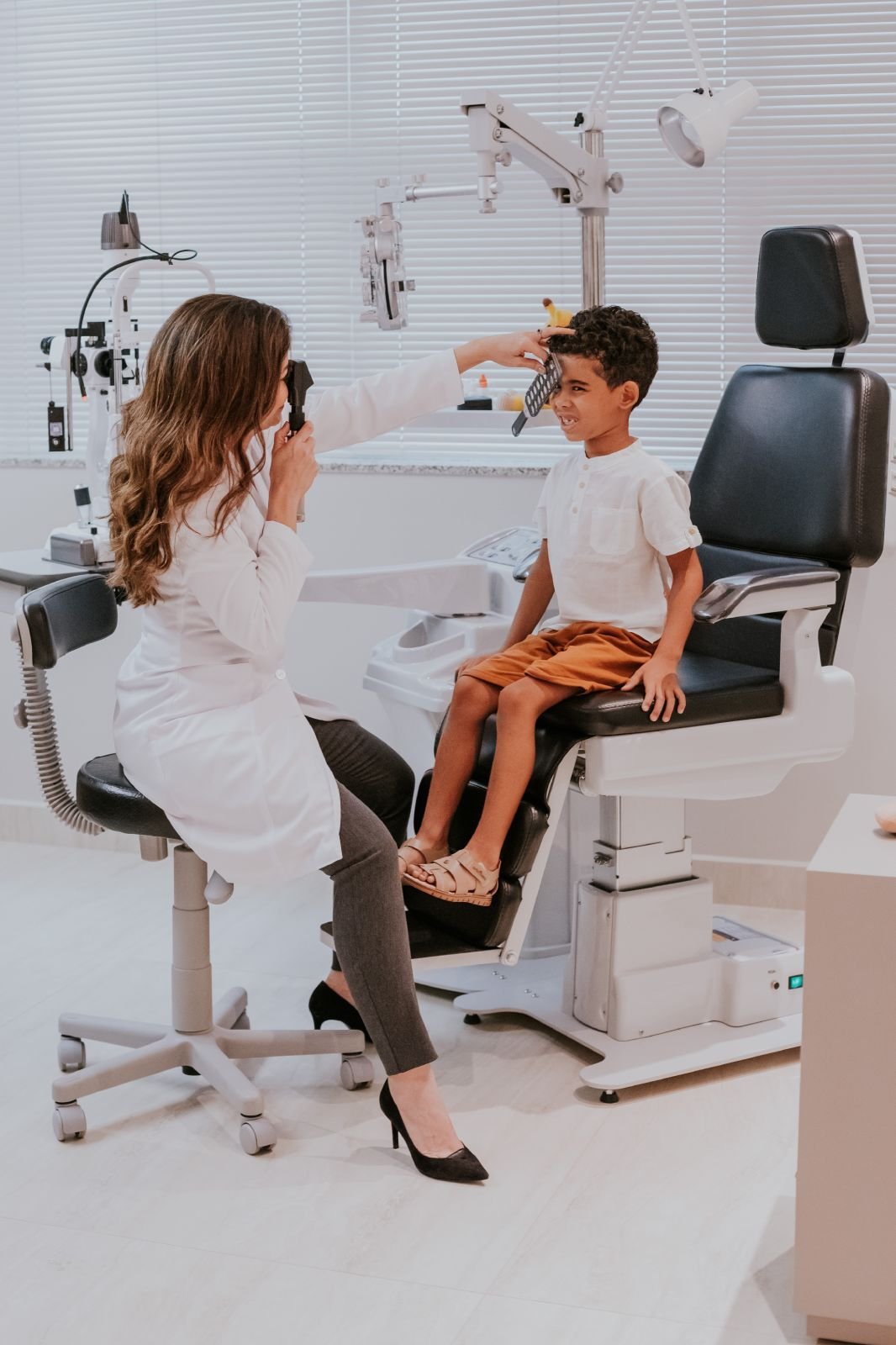 A Dra. Juliana Rocha, renomada oftalmopediatra em Brasília, se destaca por sua vasta experiência e aprimoramento constante na área. Com anos de dedicação à saúde ocular infantil, ela acumula um currículo invejável, incluindo cursos e especializações de ponta, sempre buscando as melhores práticas e tecnologias para oferecer o tratamento mais eficaz e humanizado aos seus pequenos pacientes. Sua paixão pela oftalmologia pediátrica transparece em seu cuidado meticuloso e na comunicação clara e acolhedora com as famílias, construindo um relacionamento de confiança e segurança. A Dra. Juliana Rocha é referência em Brasília, reconhecida por sua expertise e compromisso em proporcionar o melhor cuidado para a visão dos seus pacientes desde a primeira infância.