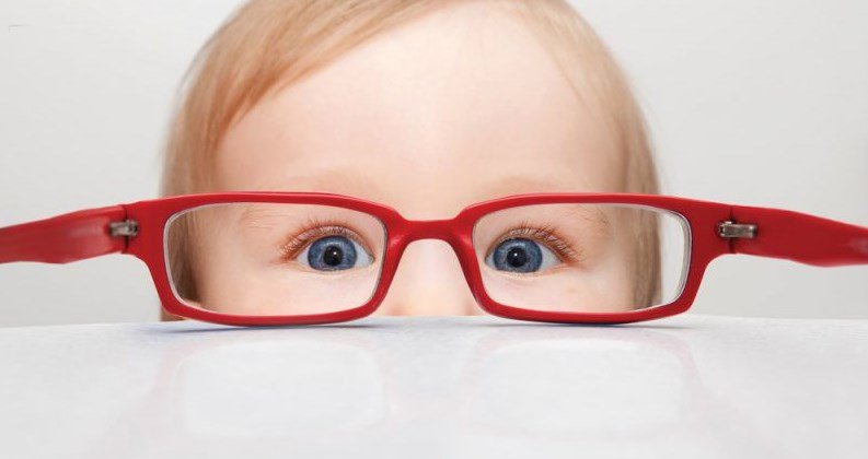 Seu filho reclama de dor de cabeça e olhos cansados? Esses podem ser sinais de astenopia, um problema cada vez mais comum em crianças e adolescentes.