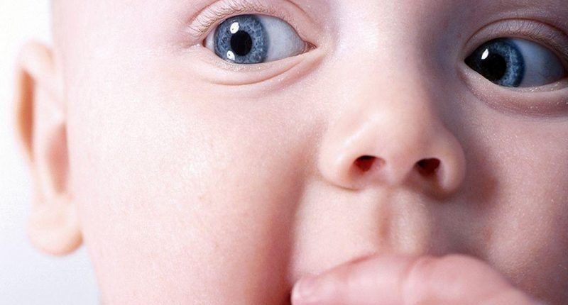 São considerados prematuros os bebês que nascem antes de se completarem as 37 semanas de idade gestacional. Quanto mais prematuro o bebê, mais imaturos serão seus órgãos. No caso dos olhos, a vascularização da retina ainda não está completa nos prematuros.